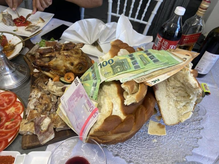 SLAVSKI HLEB “ZAČINJEN” HILJADAMA EVRA, NA SVEĆI “LJUBICA”! Šok prizor sa slavske trpeze u Čačku: “To uvek radimo za Đurđevdan, ovo je razlog” (FOTO)