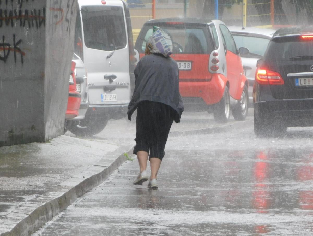 DANAS PLJUSKOVI SA GRMLJAVINOM U 2 DELA SRBIJE: Upaljen meteo alarm, RHMZ objavio prognozu za naredne dane