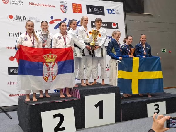 OSVOJILI DVE SREBRNE I JEDNU BRONZANU MEDALJU: Veliki uspeh karatista KK PPT Trstenik na Evropskom prvenstvu za juniore i seniore u Pragu