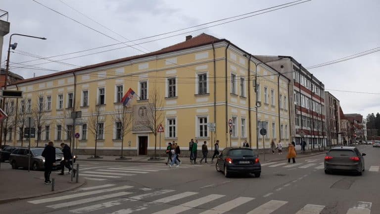 MATURANTI U LOZNICI PREKIDAJU BLOKADU: Od sutra se vraćaju u školske klupe