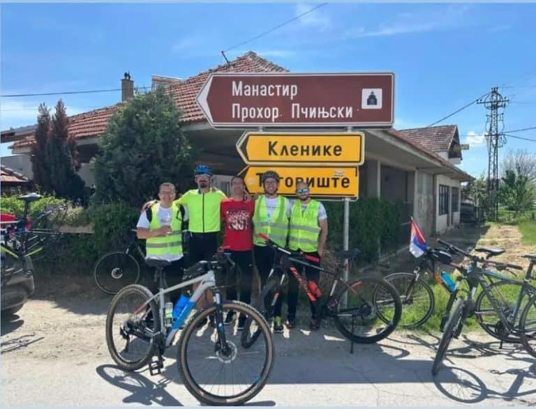 “HUMANOLOVCI” STIGLI U STRUMICU:Momčilo i Miloš hrabro pedalaju do Hilandara