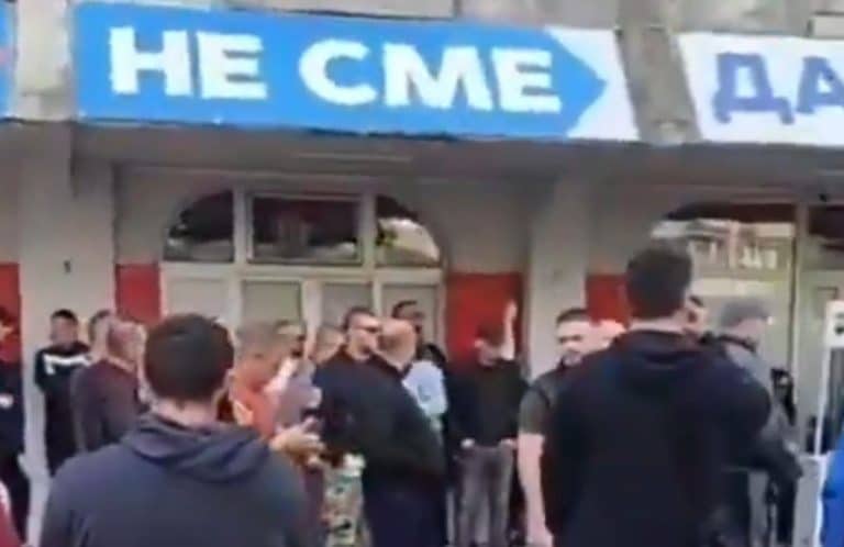 NOVO NASILJE BLOKADERA: U NOVOM SADU NAPALI JAJIMA PRISTALICE SNS! Smeta im što aktivisti stoje ispred prostorija svoje stranke, reagovala policija