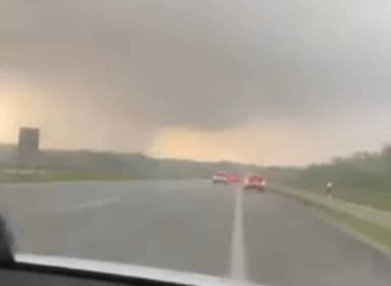(VIDEO) SUPERĆELIJSKA OLUJA PRVI PUT OVE GODINE U SRBIJI! Oblak nad Mačvom doneo ŽESTOKU OLUJU, sve se zabelelo kao u januaru! Pogledajte dramatične prizore