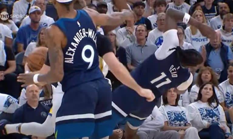 NAJVEĆI SILEDŽIJA NBA LIGE PONOVO U AKCIJI: Izgubio živce pa laktom brutalno NOKAUTIRAO rivala! Kari ga smirivao da ne napravi još veći haos! (VIDEO)