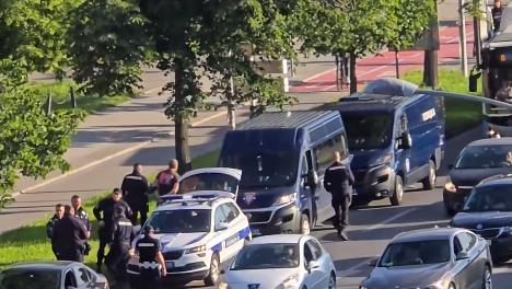 POLICIJA EKSPRESNO STAVILA LISICE VOZAČU NAKON SUDARA Drama u Novom Sadu: Nasrnuo na policiju, morala da reaguje i interventna! (FOTO, VIDEO)