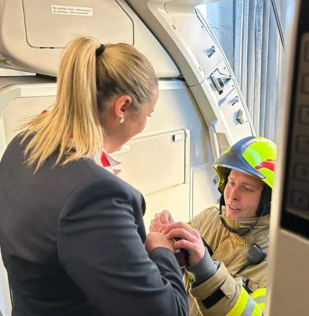VATROGASAC SAČEKAO DA SLETI AVION, PA ZAPROSIO STJUARDESU! Noseći vatrogasno odelo i kacigu kleknuo na ulazu u avion: “Kolege su bile nervoznije od mene!” FOTO