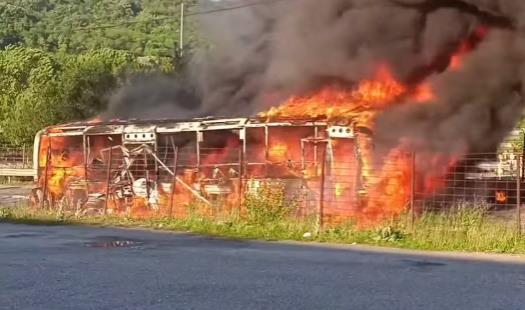 VATRA “PROGUTALA” CEO AUTOBUS KOD BUBANJ POTOKA! Odjekuju eksplozije, vatrogasci pokušavaju da se izbore sa stihijom (VIDEO)