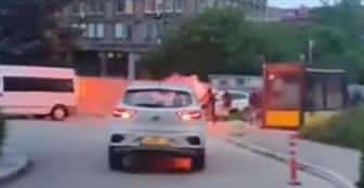 HULIGANI PRETUKLI MATURANTE U SARAJEVU: Letvama udarali mladiće, ima povređenih (VIDEO)