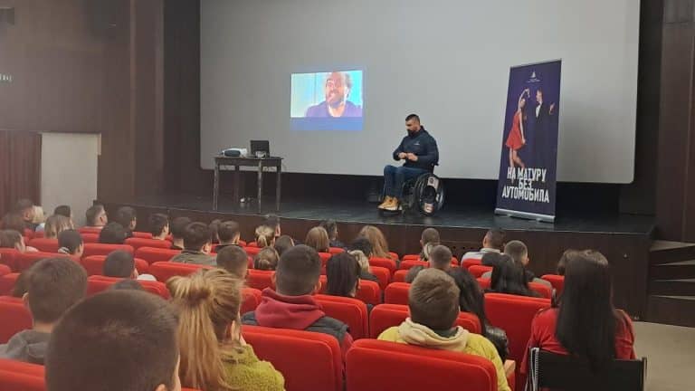 U VRANJU ODRŽANA TRIBINA “NA MATURU BEZ AUTOMOBILA“: Pred najmlađim Vranjancima predstava “Pažljivkova pravila u saobraćaju“ (FOTO)