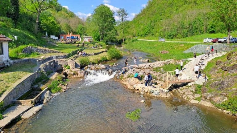TRADICIONALNO – KARNEVALSKA ATMOSFERA NA SAVINCU! Evo kako se slavi Prvi maj: Pivo u reci, muzika grmi… (VIDEO)