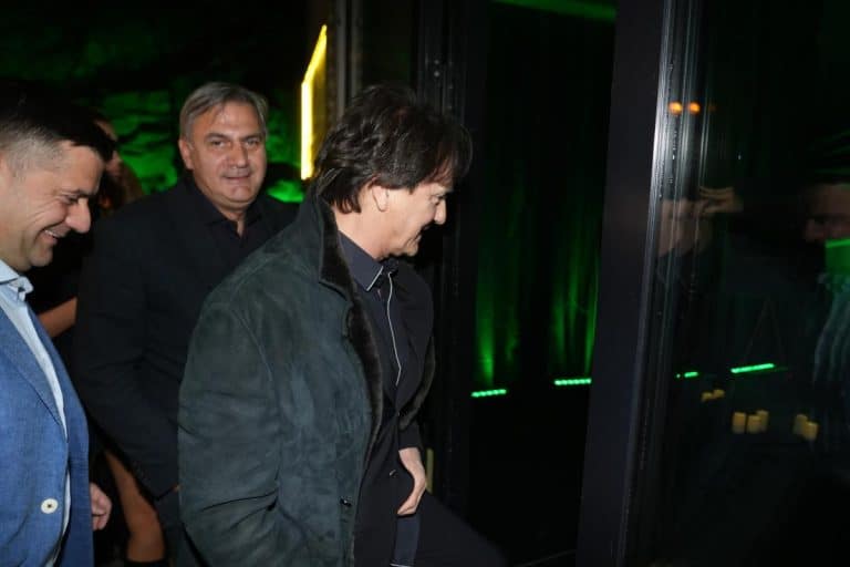 GOSTI SE NE MOGU FOTOGRAFISATI SA NJIM, NITI MU SMEJU PRILAZITI! Zdravko Čolić imao specijalne uslove za nastup, za 45 MINUTA pevanja tražio ogroman honorar!