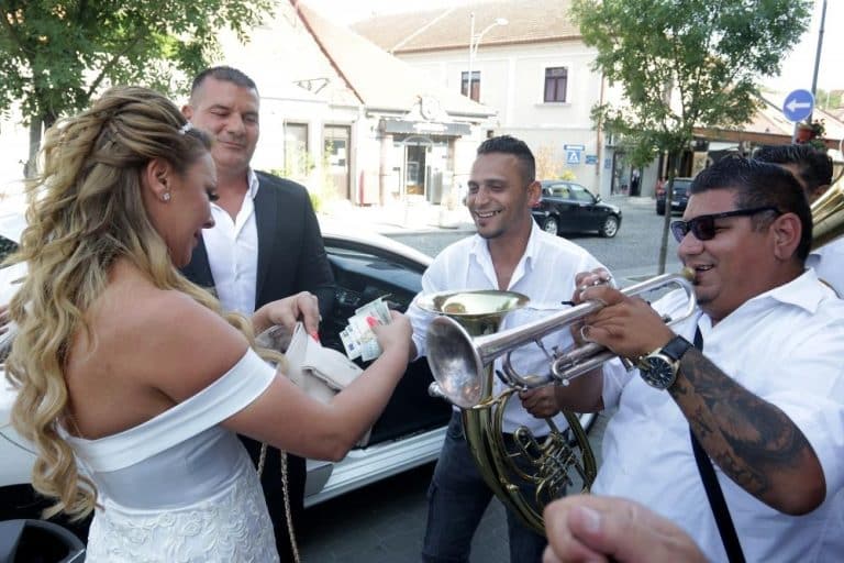 PEVAČICA SE UDALA, A NIKO JOJ OD KOLEGA NIJE ČESTITAO SVADBU: Prozivali je da se udala za DEDU, a ona sad poručila: Bolelo me je koliko su me pljuvali