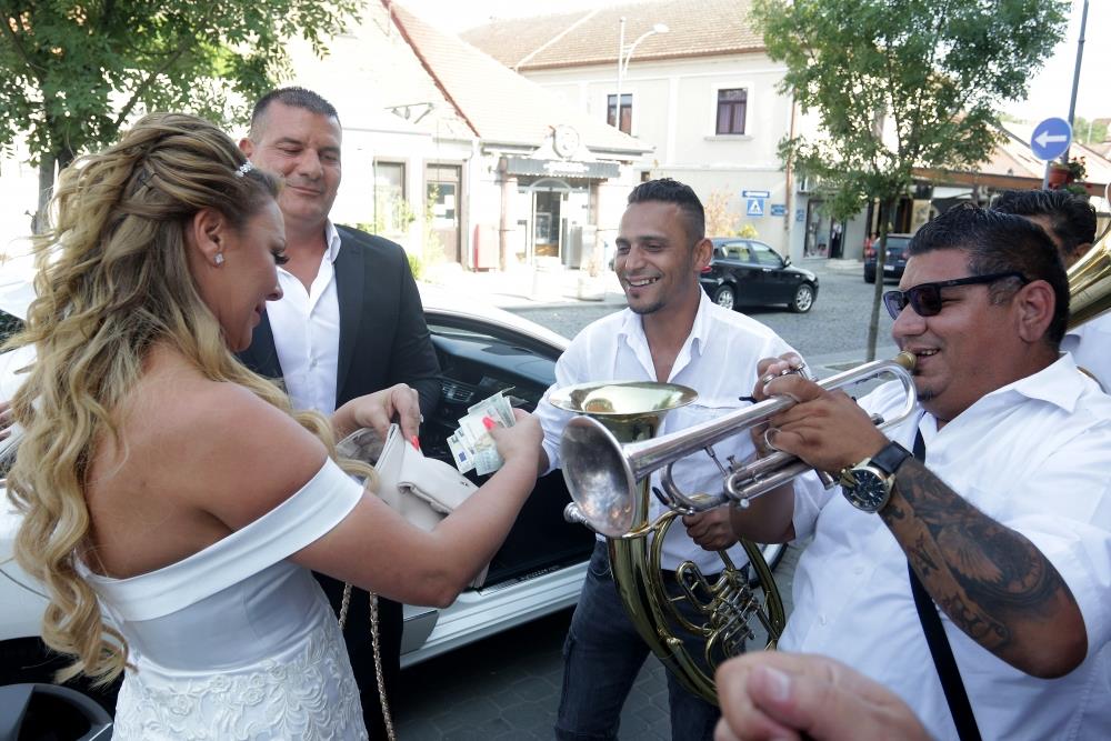 PEVAČICA SE UDALA, A NIKO JOJ OD KOLEGA NIJE ČESTITAO SVADBU: Prozivali je da se udala za DEDU, a ona sad poručila: Bolelo me je koliko su me pljuvali