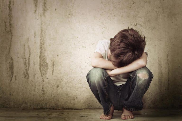 GRUPA GRAĐANA PRETUKLA PEDOFILA! Policija demantuje da je pisao devojčici (14)