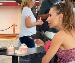 Jedna njemu, jedna njoj: Devojka podelila sladoled sa psom, pa šokirala mnoge na mrežama (VIDEO)