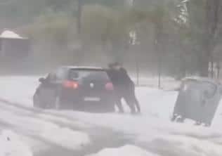 “APOKALIPSA” SNIMAK IZ KRAGUJEVCA IZAZVAO ŠOK I NEVERICU: Auto se probija kroz grad kao kroz sneg – ono što je vozač izgovorio ULIVA JEZU (VIDEO)