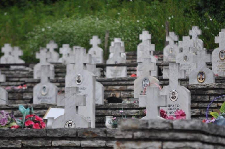 SRPSKI GROBOVI U HRVATSKOJ NA UDARU! Hrvati doneli skandalozan zakon, papreno kažnjavaju zbog “neprimerenih” spomenika!