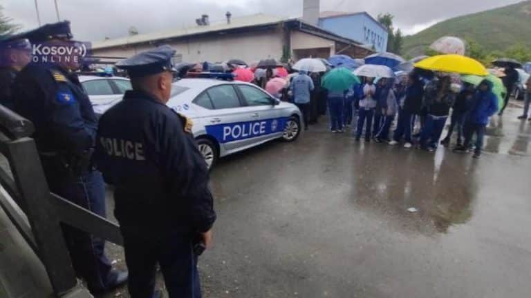 RODITELJI S DECOM NA PROTESTU ISPRED SPORTSKE HALE U SEVERNOJ MITROVICI: Digli glas protiv nezakonitog upada Kosovske policije