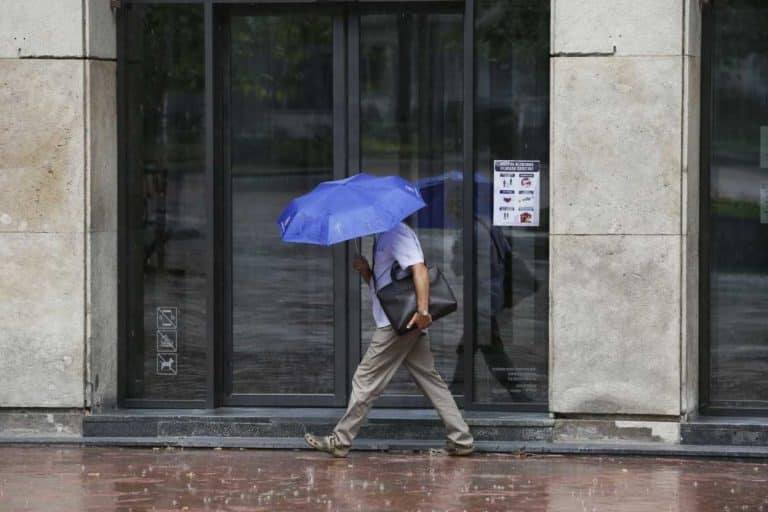 HLADAN TALAS NAM DONOSI ZAHLAĐENJE, PLJUSKOVE I VETAR, MOGUĆ I SNEG! Temperatura pada za skoro 10 stepeni, evo do kada nas čeka promenljivo vreme! (FOTO)