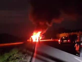DRAMA NA PUTU KRAGUJEVAC-TOPOLA: Vatra progutala automobil (VIDEO)
