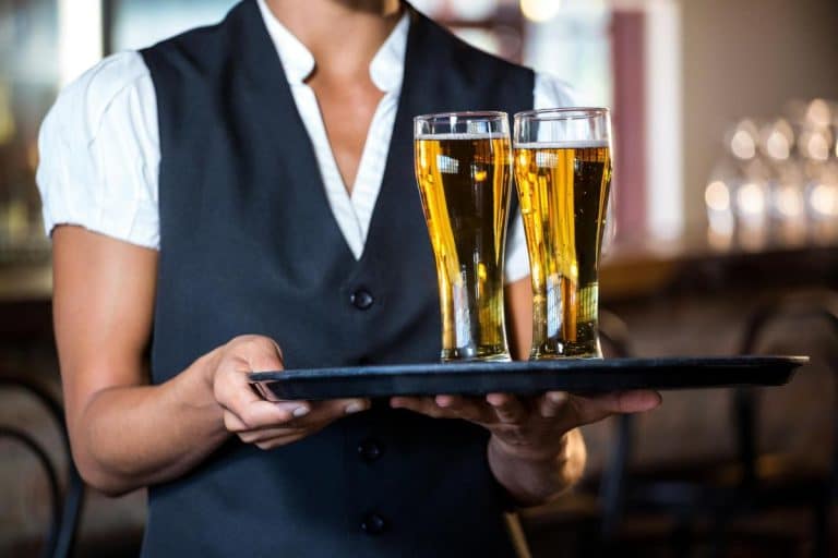 KONOBARICA PRIVEDENA JER JE TOČILA ALKOHOL PIJANIM GOSTIMA! Haos u Hrvatskoj, žestoka tuča u kafani