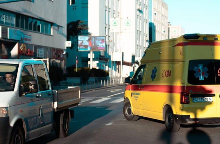NAMAMIO POZNANIKA (70) U NAPUŠTENU KUĆU, PA GA SILOVAO, PRETUKAO I OPLJAČKAO! Muškarac preminuo od zadobijenih povreda, dvaput ga slali kući iz bolnice!
