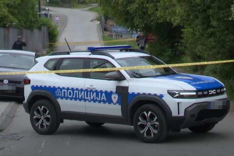 MRTAV PIJAN IZAZAZVAO TRI UDESA, PA “MERCEDESOM” SLETEO U NJIVU! Drama u Bijeljini, filmska potera za paklenim vozačem!