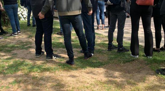 POKOJNIKA SAMO ŠTO SU SPUSTILI, NASTAO TAJAC: Zbog pesme koju su tamburaši zasvirali, od sahrane nastala internet senzacija (VIDEO)