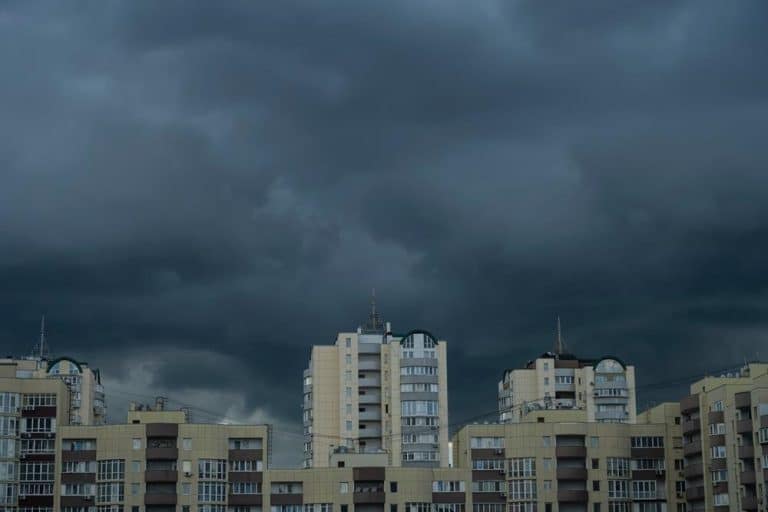 MUP IZDAO HITNO SAOPŠTENJE ZBOG OLUJE! Ovo je spisak stvari koje nikako ne treba da radite ako se nađete usred nevremena, a evo šta vas može zaštititi