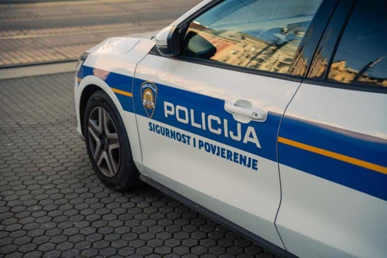 OSTAVIO DVOJE DECE U AUTOMOBILU PA BEŽAO OD POLICIJE Drama u Poreču: Dodavao gas kad ih je ugledao, pa izjurio! Nakon hapšenja usledio još veći ŠOK