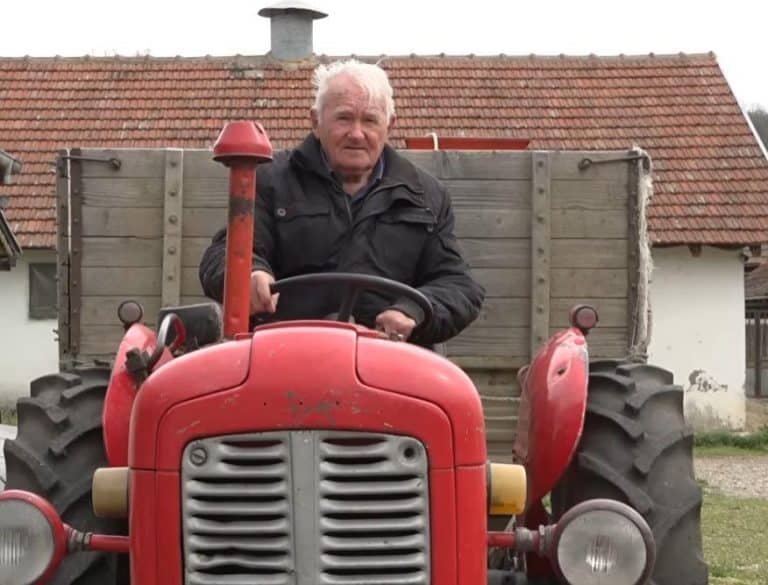 DEDA SLAVČE IZ DRENOVCA JOŠ TERA TRAKTOR PROIZVEDEN 1957! I nikad mu se nije pokvario a otkad ga je kupio ništa na njemu nije ni dirao, ni radio (VIDEO)