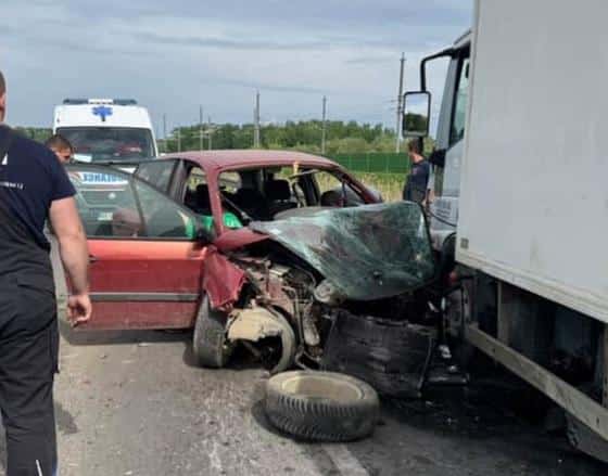 DIREKTAN SUDAR AUTA I KAMIONA KOD SREMSKIH KARLOVACA: Strašan prizor na putu, intervenisali i vatrogasci (FOTO)